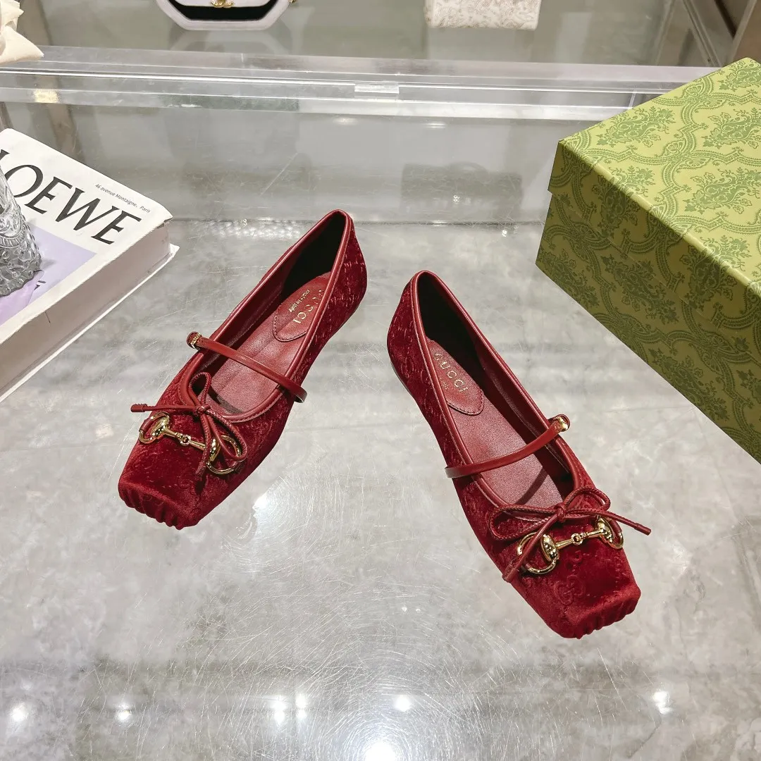 👟👟Ex-factory price 560👟👟 Gucci Horsebit series women's ballet flats. This iconic horsebit ballet flats features a square toe design and elegant bow details, paying tribute to the traditional ballet shoe style. This piece is crafted from Gucci ankh leather and embellished with a light gold-tone horsebit buckle. A 'sacchetto' construction with a soft, padded insole provides a great fit. ✅Size: 35-42 (customized for 40-42) ✅Sole material: Imported Italian genuine leather sole ✅Packaging: Brand new red box packaging